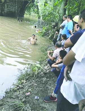 汽车失控坠河 男子一个小动作挽回5条命