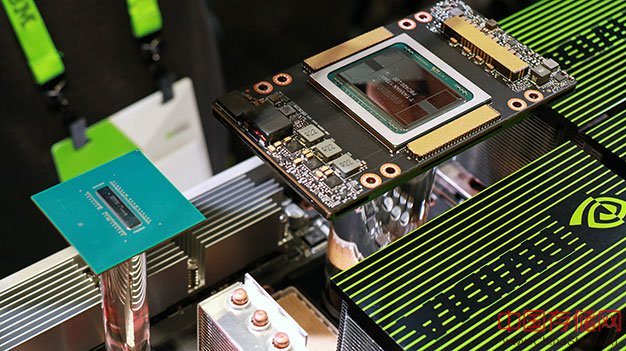 NVIDIA宣称全新的DGX-2是全球第一款2级Petaflop机器学习系统